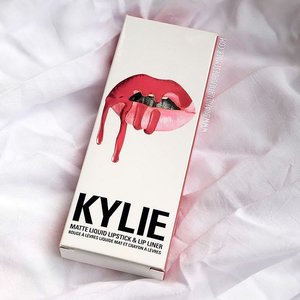 Kylie Lip Kit Shade Kristen ini udah update di blog aku, by the way shade ini describe as a warm brown berry, warnanya merah oranye kecoklatan. Swatch dan review-nya ada di blog aku http://www.duapuluhtujuhdesember.com/2016/11/kylie-matte-liquid-lipstick-and-lip.html ❤ atau bisa ketik www.duapuluhtujuhdesember.com yaa👌 #kylielipkit #bbloggers #lipstick #mattelipstick #kyliecosmetics #kyliejenner #kristen #makeup #makeupaddict #lipstickreview #indonesianbeautyblogger #ClozetteID #clozettedaily #bloggerbabes #fdbeauty