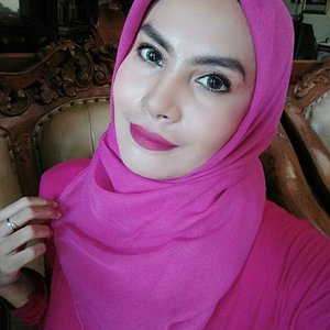 Bold Fuschia Make Up Look 📷 #fotd #clozettedaily #clozetteid #hijab #bblogger #beautybloggerindo #indobeautygram #indonesianbeautyblogger #beautyblogger #makeupaddict #makeup #fuschia #boldlips #throwback #tbt