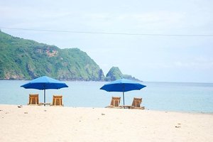 Mawun Beach, pantainya sepi. Hamparan pasir putih dan laut biru yang birunya banget banget. Bagus buat sekedar santai berjemur sambil minum air kelapa muda. Buat yang suka pantai buat menginspirasi, tenang dan engga terlalu rame, kalian mesti kesini 😉😉😉 #explorelombok #mawunbeach #pantaimawun #lombok #travelling #travelblogger #traveller #beach #blue #paradise #indonesia #holiday #vacation #clozettedaily #clozetteid