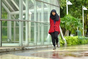 Be Strong with Red, talking about red in fashion+philosophy has just uploaded at #nianastitidotcom Mampir ya Kakaa 💕💕 ...#clozetteid #blogupdate #hijabblogger #fashionblogger #hijabootd #hijabfashion