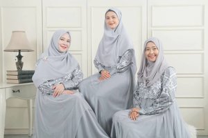 With positive vibes ladies from @hijabinfluencersnetwork @roswithajassin @jadeayu 😍...#clozetteid #hijabinfluencersnetwork #HIN #positivevibes #HIN_weshareGOODthings