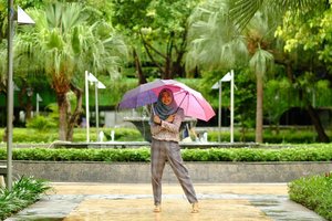 Cuaca hujan melulu, jangan lupa bawa payung yhaa.. Sa bawa dua~~~
.
.
#clozetteid #modestfashion #hijabootd #rainyseason #underumbrellas