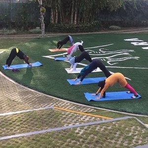 Tiap pagi di @trizararesorts dimulai dengan olahraga . Kemarin Zumba, hari ini Yoga. Coba tebak aku yang mana 😄
Foto dari Mas @efenerr
.
.
.
#trizararesorts #trizararesort #morningyoga #yoga #clozetteid