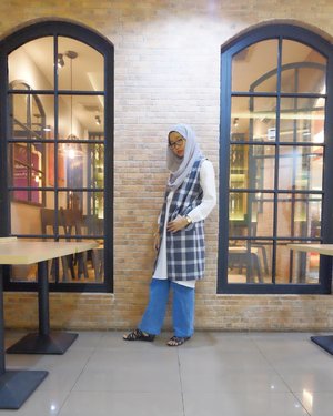 A touch of white for top with plaid long vest, cullotes denim and gladiator sandals is my choice for today. .📷 @swastika_anggiPengarah gaya: @andiyaniachmadMaster syifu: @lisna_dwi😋..#clozetteid #clozettefashion #clozettehijab #ootd #hijabootdindo #cullotesdenim