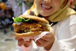 Happy Luncheon at @mamjkt #MamYuk . El-Patron burger ini enyak. Kami nyobain tadi siang sebelum orang2 berdatangan karena ada promo free 100 burgers. Ayamnya yg gurih dan crunchy pas dipadu dengan sayur mayur, saus khusus ala Mam dan patty yang beda dari biasanya, terbuat dr pure gandum. Fast food yang lumayan sehat 😋😋😋
.
.
#clozetteid #burger #elpatron #mamjkt #mamyuk #luncheon #happylunch #burgerjunkies #burgerlover #healthyburger #healthyfood #kulinerjakarta #elpatronburger #foodnesia #kulinerjaksel #terfujilah #ggrep #ggrepfoodie