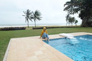 Ketika cuaca mendung dan ke pantai seram, anak waterproof ini mencoba bermain air tapi masih takut2 jua 😂😂😂. Post Blog tentang Stay Experience di Bintan Lagoon Resort sudah ada di blog ya. Silakan klik link di bio 💕💕..#clozetteid #bintanlagoonresort #BLR #BLRvilla #poolbythebeach #liburanbintan