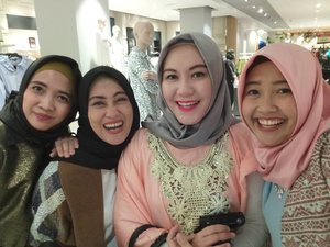 Laughing together while shopping together is much more fun 😚
#CentralRamadhanSoiree
#LewisAndCarolTeaTalks
#ClozetteID @clozetteid @centralstoreid