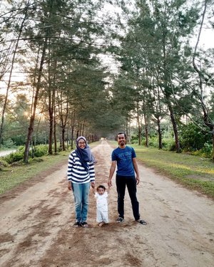 Kenang-kenangan Kaindra 11 bulan. 
Pertama kali bagi Kai dan juga Ibu menapakkan kaki di Pulau Kalimantan. 
Pertama kali Kai naik pesawat. 
Pertama kali Kai lihat pantai dan nginjek pasir 😍
.
.
#balikpapan #pantailamaru #visitkaltim #clozetteid #happyfamily #kaibowbow11months