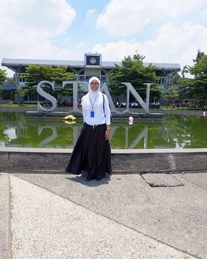 The first and the last time #ootd at campus with this black and white uniform 😂Sayonara...#clozetteid#clozettehijab #collegeuniform #mahasiswastan