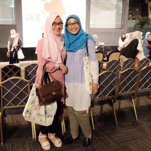 Girl who smile is the pretiest. So, we both pwetty. Haha. Iyain ajah. Partner hari ini nih. Dua2nya pakai atasan dari @rjbyroswitha dong biar kompak. :D
.
.
.
#clozetteid #hijab #clozettehijab #friendship #rjladies #rjbyroswitha #HijuponIWE #indonesianwomenexpo2016 #empowerchange #womenempower
