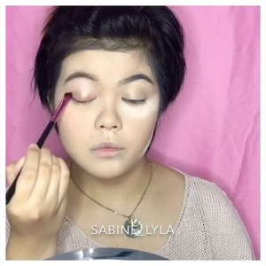 Asian makeup vs western makeup. Mau tau kan apa perbedaan dari dua makeup style ini dan bagaimana sih prosesnya. Yuk langsung nonton full videonya di youtube aku ya. Link ada di bio ✨