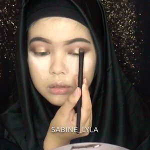 This is my elegant makeup for new years 🍾. Sorry banget video tadi harus aku take down lagi karena masalah copyright dari Instagram. So I decided to change the background music 🎶. Aku sebenarnya bingung harus pake lipstick bold dan nude,jadi daripada kepikiran aku masukkin dua-duanya heheh. But this is just for Instagram. Versi lengkapnya aku pilih yang nude.Tutorial lengkapnya bisa kalian cek langsung di channel youtube aku 💖.