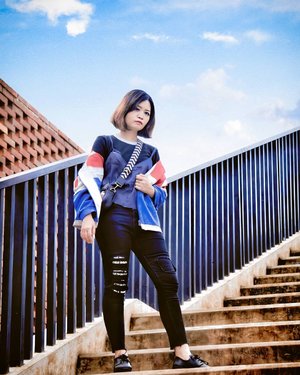 Another archive photo ; capture the style with this cool colour-contrasting vintage vibe jacket from Puma featuring ringer tee and denim shredded tanktop 🌥️🏚️
#stylingbyamandatydes
.
.
📸 by Ferwindus Pixamola