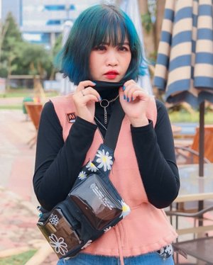 Cheers to the fridayyyyy ✨ And.. oh... saying hello please to my Keva Jisy Bag (@xlitarahmaaaaaaaX @niion_id), my Knit Vest Ribbon (@fashiongrosir_ind) and my Green-Blueish Hair (@manicpanicbinkdotz)🌼🎽💚💙