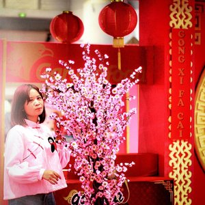 Xin Nian Kuai Le🎐Seru2an di #FestivalImlekNasional bareng temen2. Nonton pertunjukkan kebudayaan Tionghoa yg selalu ada di tiap perayaan Imlek, Barongsai & Tari Naga (Liang Liong).
Btw.. pada tau ga kenapa Imlek identik dgn warna merah? Karena merah (warna hong) jadi lambang kegembiraan & keberuntungan bagi masyarakat Tionghoa.

Selain Barongsai & Liang Liong, di #FestivalImlekNasional juga ada hiburan musik tradisional Mandarin, pertunjukan Wayang Potehi, performance girlband Malaysia, parade kostum Koko - Cici & kembang api.

Jangan lupa juga belanja di @festivalimleknasional
Ada baju, kain batik, tas, HP, food beverages, mobil, dll. Karena kalo belanja minimal 200K, kamu bisa ikutan undian berhadiah mobil Wuling Confero!

Gausah kelamaan... #YukKeFestivalImlekNasional di Jiexpo sekarang. sampe tgl 10 Feb 2019 aja lho 💃