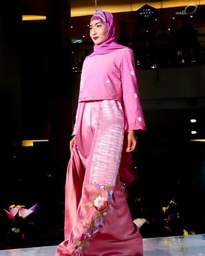 Loved the color combination and flower embroidery 🌹🌸🌺
'Minang Culture Creation' by @yadirsyah.zunur at Hijab Culturation Show @jfff_info
.
.
.
#fashionshow #jfff #jakartafashionandfoodfestival @jfff_info #clozette #clozetteid @clozetteid