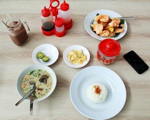 Ada yang asing gak denger Soto Susu? Kayak apa sih rasanya? 
Ada tempat makan Soto Susu enak di Jakarta nih, @sotosusujgc di Food Garden @jakartagardencity
Yuk baca di postingan terbaru #amandadestycom http://www.amandadesty.com/2017/04/menikmati-kelezatan-soto-susu-di-food.html?m=1
Bisa jadi rekomendasi untuk makan siang nih. 🍴🍜
.
.
.
.
.
.
#foodgasm #foodporn #restaurant #jktfood #jktfoodies #jktculinary #jktfoodbang #makanterus #foodtaste #culinary #food #sotosusu #clozette #clozetteid