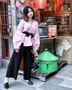Black and pink? Why not?
I'm wearing pink stripe kimono blouse + black culotte pants + mules sandal flats + sling strap bag.

Kimono Blouse by @tazkiahijabstore
