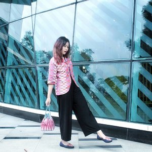 Supporting local brand @thewarna
Comfy with Dayak Denim New flatshoes. 👡
i try to mix match with Batik blouse, black culotte pants and Batik mini bag.

tap for details✨
.
.
.
.
.
.
#thewarna
#thewarnaindonesia
#flatshoes
#sepatuetnik
#sepatuhandmade
#OOTDIndo #OOTD #clozette #clozetteid #cotw #lookbookindonesia #indonesiafashionlook #fashion #streetstyle #fashionstyle #lookbook #style #SmartOOTD #fashiongram #fashionblogger #streetstyle #ootdindonesia #outfitshare #outfitoftheday #BTIndFashion #Breaktimeid #ootdidku #indonesian_blogger