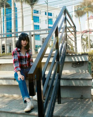 For a casual look, wear the flannel with converse shoes 💖 It can never go wrong.