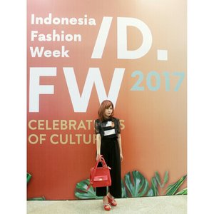 Last day of Indonesia Fashion Week 2017!
Look at my red feat. monochrome outfit 😆
#IndonesiaFashionWeek2017 #ifw2017