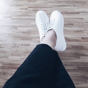 Falling in ❤ w/ the comfort Hummels White Platform shoes by @adorableprojects
.
.
.
.
.
.
#adorableprojects #localbrand #shoes #whiteshoes #black #white #blackwhite #clozette #clozetteid