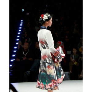 Flower pattern dress with unique bag. So stunning!

Warna Khatulistiwa by @warnatasku_indonesia feat. @chintamiatmanagara
#IndonesiaFashionWeek2017 #ifw2017 #warnataskuindonesia #warnatasku #warnataskuxifw2017 #celebrationsofculture