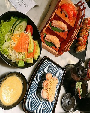i'm hungry and i know it 🥗🍣..in frame : Salmon Avocado Salad, Salmon Moriawase, Geisha Roll, Kani Mentaiko Maki...📍@kintarosushijkt Senopati