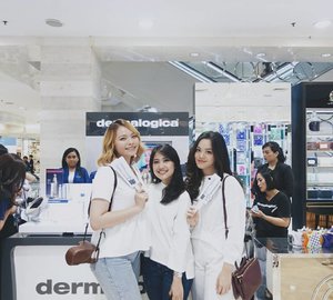 Attending @dermalogica_indonesia "Skin Bar Party". They introduce use to their new eye treatment which is Stress Positive Eye Lift Cream (you can swipe the next picture). There was a demo where a model experience to be treated using @dermalogica_indonesia great products and one of it was the Stree Positive Eye Lift. It was amazing to experience and see the visible and slight effect of this eye cream just after first application. Am glad to announce I'll be one of the lucky person to try this out, and of course I will post it in my blog soon enough😍Thankyou @sociolla @beautyjournal 😘.......#potd #vscocam #vsco #vscophile #exploretocreate #vscogrid #peoplescreatives #photoshoot #igdaily #vscodaily #instadaily #instastyle #photooftheday #justgoshoot #clozetteID #dermalogica #stresspositiveeyelift #skinbarparty #vscogood #snapseed #snapseeddaily #clozettedaily #love #smile #canonm3 #beautyjournal #sociolla