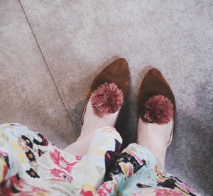 My first PomPom Mules. I used to dislike this type of shoes, but now that i have it, it becomes my most favorite type of shoes. It's super comfy, it doesn't hurt my feet. I've been wearing it since I first got them from @thingsgirlwant. Super affordable ♥.......#potd #potdindo #vscocam #vsco #vscophile #exploretocreate #vscogrid #peoplescreatives #photoshoot #igdaily #vscodaily #instadaily #instastyle #beautyblogger #fashionblogger #photooftheday #outfitoftheday #justgoshoot #vscogood #snapseed #snapseeddaily #beautyblogger #femaledaily #photography #canoneosm3 #canonm3 #beauty #clozetteid #mules #pompommules  #flats