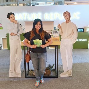 After taking photos at photobooth corner , 7 booth and post it, I got 3 Face Mask~
Very exciting experiences because I love to take photo at instagramable place 😍😍😍
.
Bersama Exo lagi 🤣🤣
.
.
#kbeauty #kbeautyskincare #beautyblogger #JourneytoNature  #clozetteid #PlayWithNatureRepublic #JourneytoNature #NatureRepublicIndonesia #beauty #skincare #nature #natural
