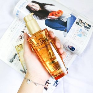 I used to rely on conditioner to achieve smooth hair, until I try hair oil 🥰
.
L'Oreal Extraordinary Oil is one of the most hyped hair oil among beauty enthusiasts because it not only works as extra nutrients, but also as heat protection, during styling, and overnight treatment 🌜
.
With oil texture, it doesn't feel sticky and also has a soft flowery scent 🌼
.
Packed in a thick glass bottle, with a pump for easier usage 💆
.
.
.
.
.
@getthelookid #extraordinaryou #sbybeautyblogger #blogger #beautyblogger #clozetteid #indonesiabeautyblogger #beautybloggerindonesia #sbybeautyblogger #surabayabeautyblogger #beautybloggersurabaya