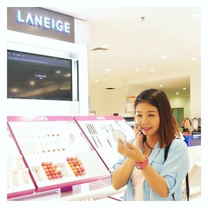 @laneigeid famous cushion 😍
Been dying to try one.
Visit their new G5 store at Tunjungan Plaza 4 ladies!
.
.
#blogger #beautyblogger #clozetteid #indonesiablogger #indonesiabeautyblogger #beautybloggerindonesia #bloggerindonesia #beautybloggerid #sbybeautyblogger #surabayabeautyblogger #beautybloggersurabaya #bloggersurabaya #surabayablogger #sbyblogger #bloggerceria #bloggerceriaid #bloggerperempuan #sociollablogger #sociollabloggernetwork #sociollabloggercommunity #ootdindo #lookbook #lookbookindo #outfitoftheday #lookoftheday #ootd #coordinate #coordinates