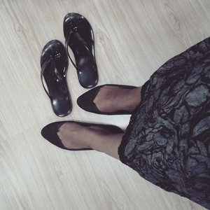 Black Step in the office.
Friend of shoes.

#shoelovers #COTW #ClozetteID @clozetteid