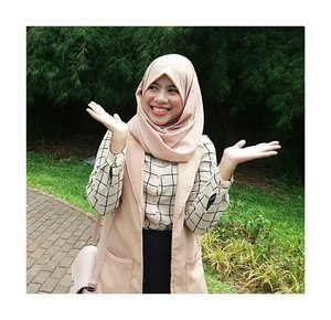 Sebagai perempuan muslimah, saya lebih suka mix and match hijab dengan gaya yang simple namun tetap stylish. Dan ini salah satu style hijab saya menggunakan pashmina berbahan diamond Italiano. #clozetter #clozette #clozetteid #clozetteambassador