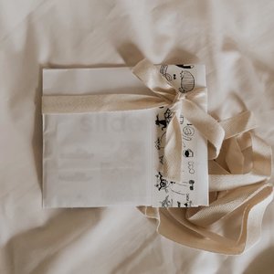Gift wrapping in neutral color way 📦.............#clozetteid #listenindadailyjournal#travelphotography #photography #bloggerperempuan #shortstories #aesthetic #slowliving #minimalist #whiteaddict #bookworm #inspiremyinstagram #aestheticphotography #whiteaesthetic #flatlay #myeverydaymagic #theartofslowliving #giftideas #fromabove #mybeigelife #darlingmoment #ofsimplethings #simplethingsmadebeautiful #bibliophile #bookworm #bookstagram #solitude #giftideas
