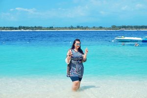 Pose joget menghadapi realita.. I ken not...... Hati ku masih di gili trawangan 😢#happymonday ! 💖..........#khansamandatraveldiary #khansamanda #clozetteid #clozetteambassador #beautynesiamember #travel #lombok #gilitrawangan #giliisland #beautifuldestinations #explorelombok #exploreindonesia #travelblogger #beautyblogger #youtuber #youtuberindonesia  #plussize #beach #indonesia #plussizemodel #backpacker #plussizeindonesia #bigsizeindonesia #ootdbigsize #ootdplussize