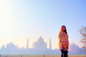 Dengan judul : cinta di langit taj mahal lol❤
Tayang di antv setiap hari 😂😂😂
.
.
.
.
.
.
.
.
#khansamanda #agra #india #visitindia #wonderful #beautifuldestinations 
#khansamandatraveldiary #travel  #travelphotography #travelblogger #indonesiatravelblogger #travelgram #womantraveler #travelguide #travelinfluencer #travelling  #wonderful_places #indtravel #indotravellers #exploreindia #bestplacetogo #seetheworld #solotravel #tajmahal #clozetteid