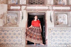 Selalu ada tempat tersendiri utk pattern ethnic 💕.......#clozetteid #khansamanda #khansamandatraveldiary #wheninindia #agra #india #exploreindia #ootdbigsize #travel #travelersnotebook #curvygirl #travelphotography #travelblogger #temple #palace #tajmahal #womantraveller #backpacker #indotravellers #asia #india #visitindia #travelblogger #explore #sareeindia #travelgram #travellights #worldtravel #travelblogger #instatravel #wonderfulindia #india #babytaj #tombofitimaduddaulah
