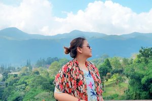 Fresh Air.....💕💕💕 Kalau foto nyamping gini kan keliatan mantjung wkwkwkwk
.
.
.
.
.
.
.
.
#clozetteid #khansamanda #serunihotel #puncak #exploreindonesia #mountain #hills #holiday