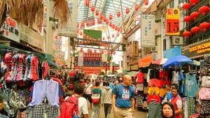 🌼 Petaling Street 🌼Salah satu destinasi belanja yang wajib di kunjungi kalau ke malaysia.. Banyak bangeetnget barang murah dan jajanan murah di sini. Kalau lo mau buka jastip bisa banget sih ambil dr sini dan sekitaran petaling street.. Karena semurah itu.. Tas tas sling bag cantik bagus gitu ada yg cuma 40-50an doang wkwkwk😂😂 #petalingstreet #malaysia #khansamanda #clozetteid #khansamandatraveldiary