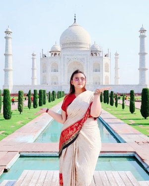 Ke Taj Mahal ga mesti pake saree.. cuma kalo tourist pasti mau nya pake saree.. karena iconic india banget khaaan wkwkwkwk.. Happy weekend!! 💕
.
.
.
.
.
.
.
#clozetteid #khansamanda #khansamandatraveldiary #wheninindia #agra #india #exploreindia #ootdbigsize #travel #travelersnotebook #curvygirl #travelphotography #travelblogger #temple #palace #tajmahal #womantraveller #backpacker #indotravellers #asia #india #visitindia #travelblogger #explore #sareeindia #travelgram #travellights #worldtravel #travelblogger #instatravel #wonderfulindia #india