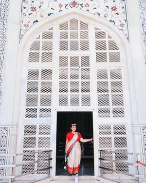 Masuk Taj Mahal, sendal/sepatu kita harus di alas kain lagi.. Ketat banget pengamanan disana.. salut.. Ini pintu keluar gedung (makam) btw, karena di dalam gedung ga boleh foto foto.. cuma bisa ziarah dan liat aja.. .
.
.
.
.
.
.
#clozetteid #khansamanda #khansamandatraveldiary #wheninindia #agra #india #exploreindia #ootdbigsize #travel #travelersnotebook #curvygirl #travelphotography #travelblogger #temple #palace #tajmahal #womantraveller #backpacker #indotravellers #asia #india #visitindia #travelblogger #explore #sareeindia #travelgram #travellights #worldtravel #travelblogger #instatravel #wonderfulindia #india