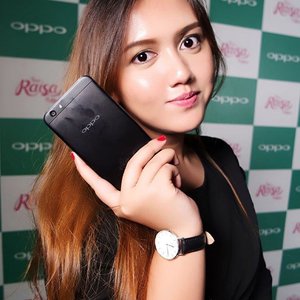 Yay the new face of selfie expert  #BlackSelfieExpert OPPO F1S Raisa Limited Edition are now available!
Pre-order from today at 2pm till 14 december 2016! @oppoindonesia 
#clozetteid #khansamanda #oppoindonesia