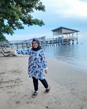 My favorite place + beautiful outfit = Happy 💙-#clozetteid #clozette #beach #haideeorlin #localbrandindonesia #ootd #ootdid #weekend #travelling #lb