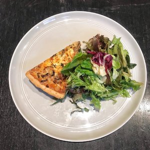 Quiche and salad for the weekend. Why not?.📍 @115coffee