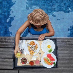 Breakfast by the pool? Why not?.📍 @ibisstyles_jgm.#ReviewbyEka #ibisstyles #ISJGM