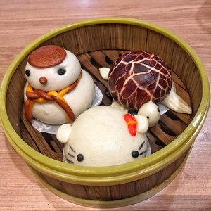 Aren’t they cute? Only 16k for all of these at @theyumzid .
Hellokity is corn dumpling
Snowman is chicken dumpling
and turtle is red bean dumpling.
.
So far they are my fave dumplings. Happy Valentine’s everyone. Celebrate it with sweet dumplings like these 😘
.
#dumplings #clozetteid #lifestyle #foodie