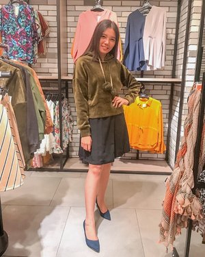 I’m smile when the clothes is suit with my body 😉another sweater I buy this month 🥰...#clozetteid #ootd #sweaterweather #clozette #green #glitter #beauty #bloggerperempuan #whatiwear