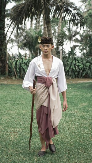 Pakaian Bali Klasik dimana paduan budaya Bali dikombinasikan dengan modernisasi busana. Menggambarkan seorang pria yang gagah dan berani. Model Hunting.